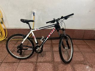 Bicicleta de montaña negra y blanca