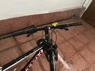 Bicicleta de montaña negra y blanca