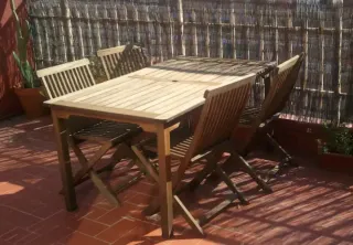 Mesa y 4 sillas de madera para jardín