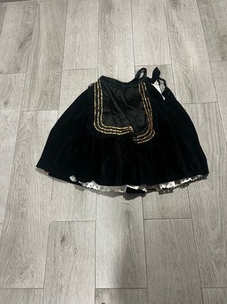 Falda regional negra con detalles dorados