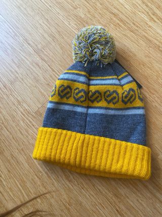 Berretto Stellar Equipment con pon pon