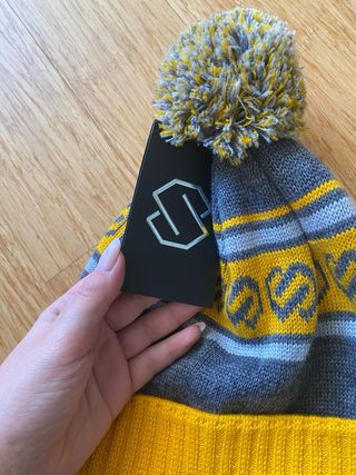 Berretto Stellar Equipment con pon pon