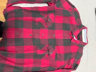 Camisa a cuadros roja y negra