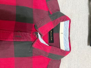 Camisa a cuadros roja y negra