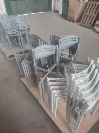 Taburetes de cocina plateados y blancos