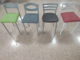 Taburetes de cocina plateados y blancos