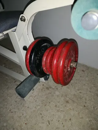 Banco de pesas con barra y discos