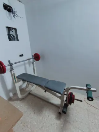 Banco de pesas con barra y discos