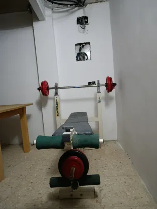 Banco de pesas con barra y discos