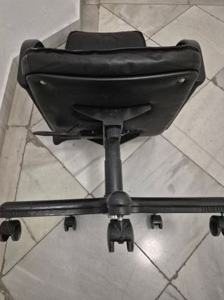 Sedia da ufficio moderna e ergonomica regolabile in altezza con rotelle