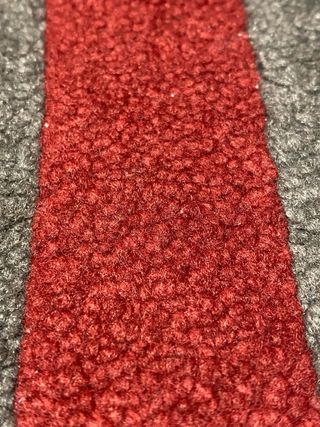 Tappeto da corridoio grigio con strisce rosse