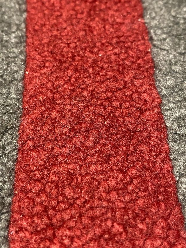 Alfombra de pasillo gris con rayas rojas