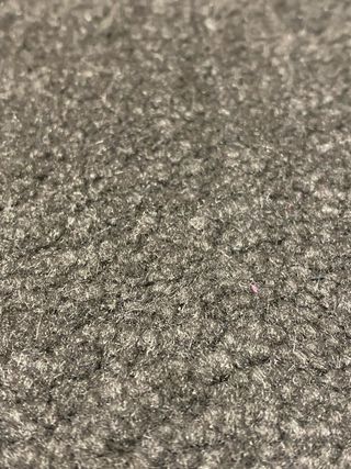 Tappeto da corridoio grigio con strisce rosse