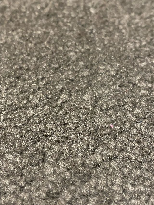 Alfombra de pasillo gris con rayas rojas