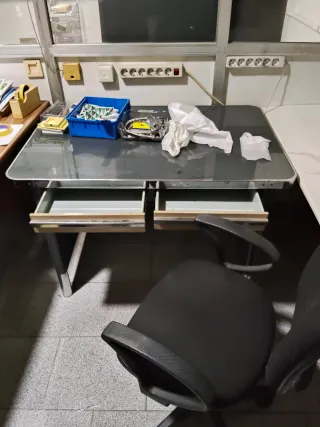 Tavolo metallico con cristallo