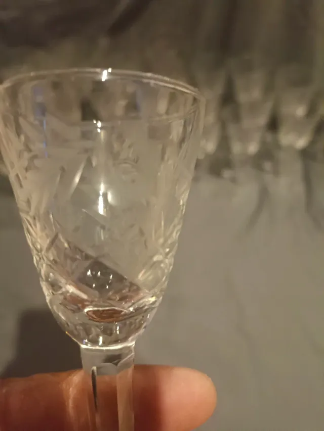 Taças de cristal esculpidas