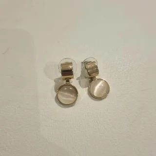 Pendientes Parfois dorados con piedra blanca