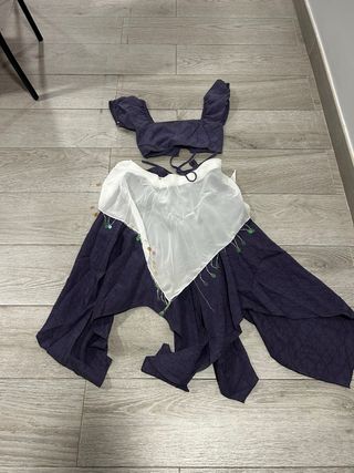 Traje de baile morado y blanco