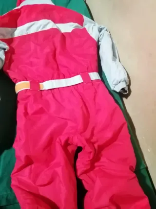 Mono de esquí rojo y gris