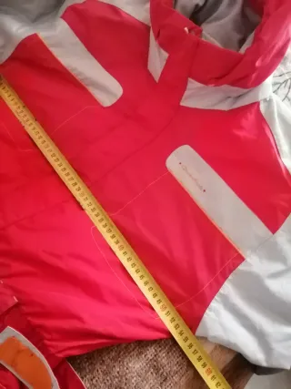 Mono de esquí rojo y gris