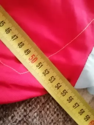 Mono de esquí rojo y gris