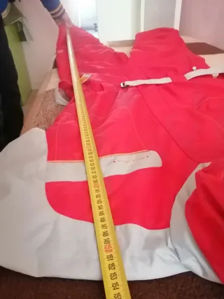 Mono de esquí rojo y gris