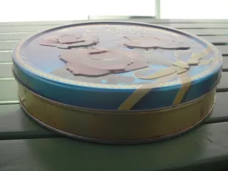 Lata Vintage Cadbury Roses Queen's