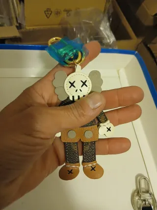 Portachiavi bambola forma KAWS