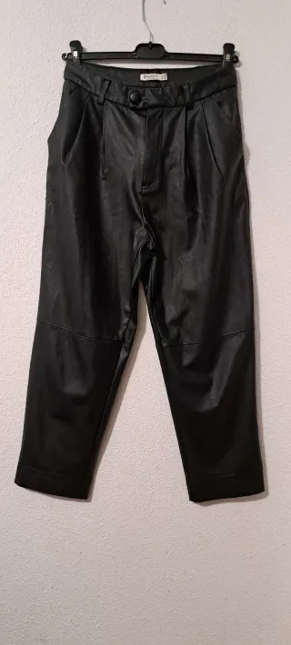 Pantalón efecto piel Stradivarius negro