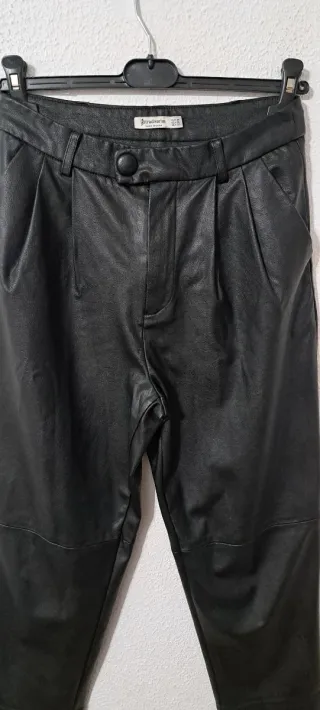 Pantalón efecto piel Stradivarius negro