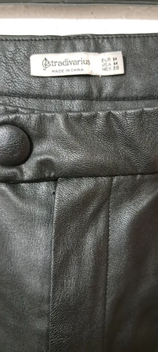 Pantalón efecto piel Stradivarius negro