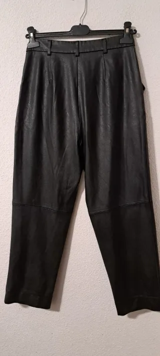 Pantalón efecto piel Stradivarius negro