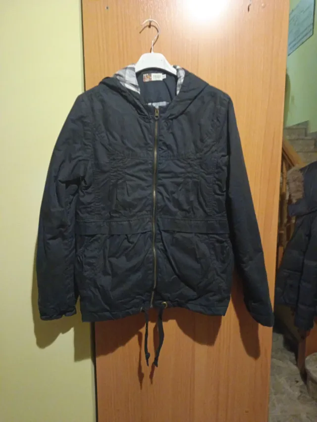 Cazadora negra con capucha