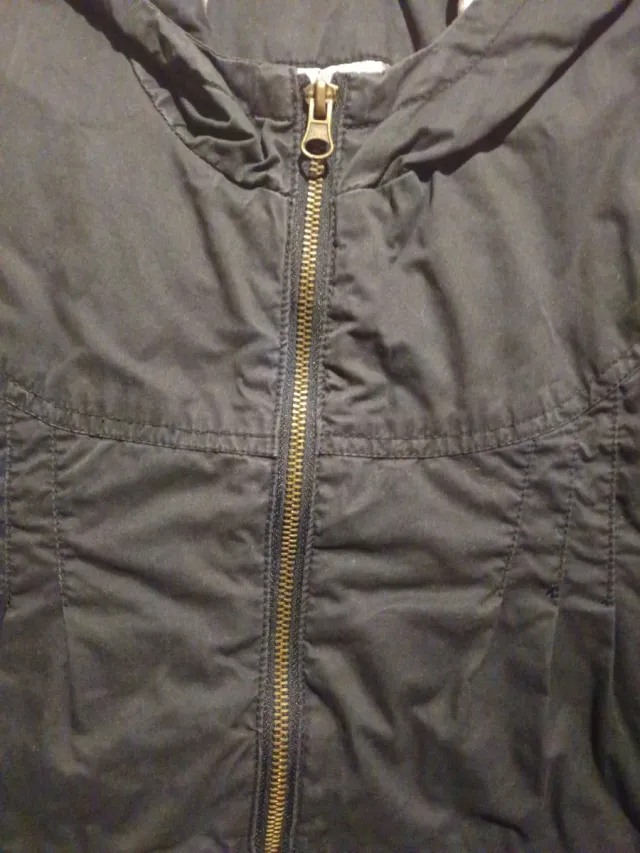 Cazadora negra con capucha