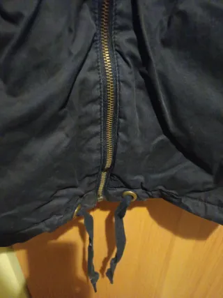 Cazadora negra con capucha