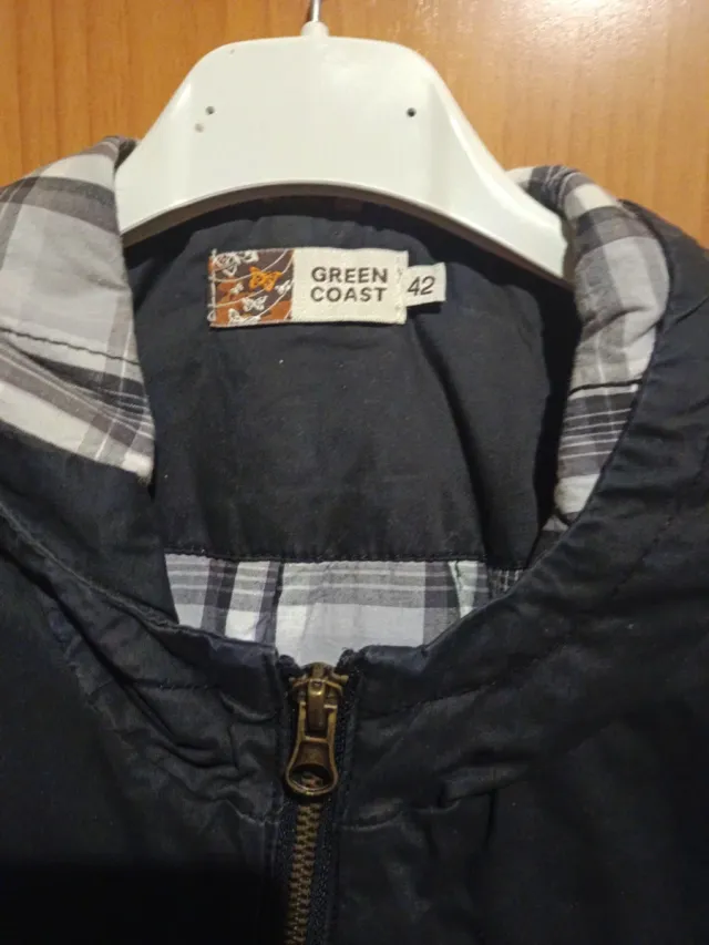 Cazadora negra con capucha