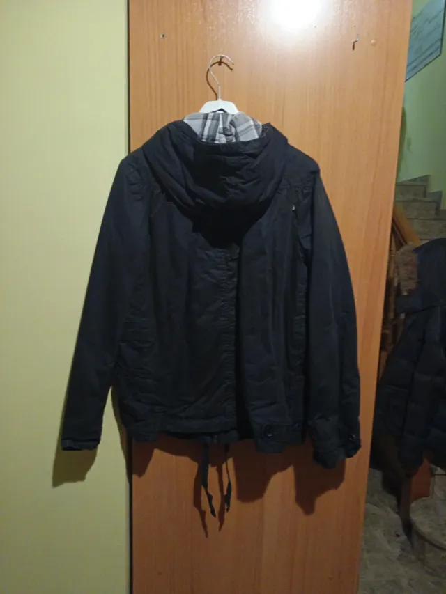 Cazadora negra con capucha
