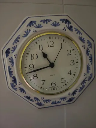 Reloj de pared octogonal decorado