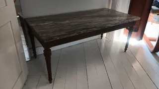 Tavolo da salotto con piano in marmo