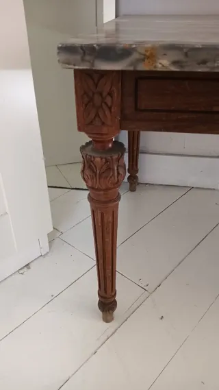 Tavolo da salotto con piano in marmo