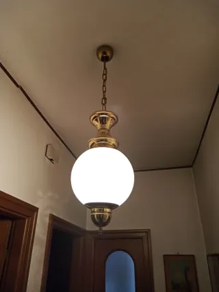 Lampadario Ottone e Vetro Opalino