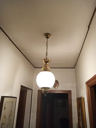 Lampadario Ottone e Vetro Opalino