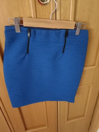 Falda azul con cremalleras