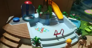 Playmobil Piscina con tobogán y figuras