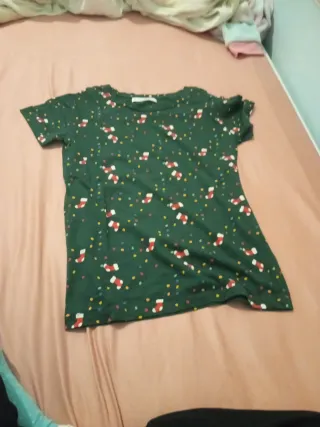 Camiseta Navideña Verde Estampada