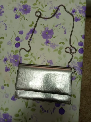 Bolso de piel plateado