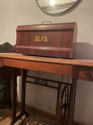 Máquina de coser Alfa antigua