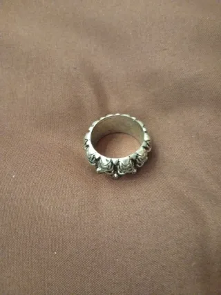 Anillo de calaveras plateado