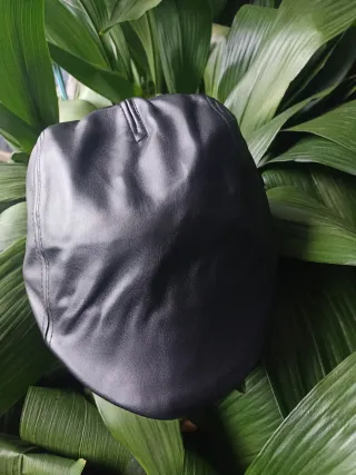 Gorra de piel sintética negra