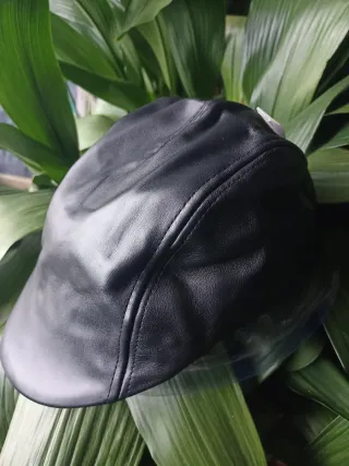Gorra de piel sintética negra